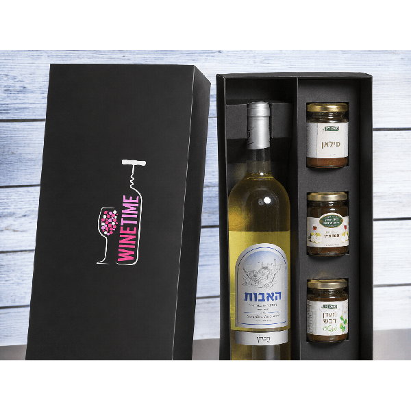 מארז יין עם שלוש צנצנות ריבה וסילאן.
